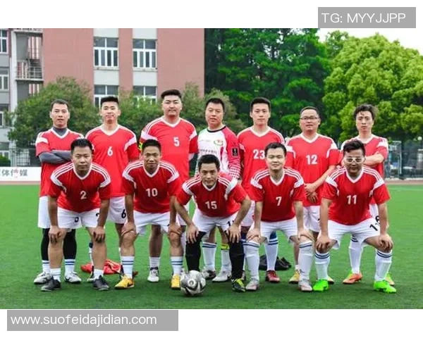云南队足球奋勇争先展现团队精神与拼搏精神的精彩瞬间